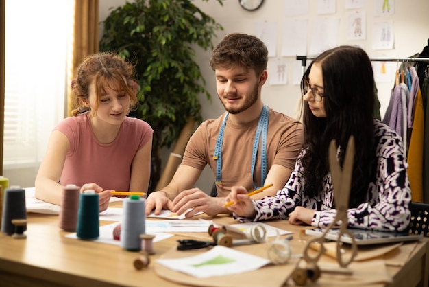 Tím vyšívačiek pri stole